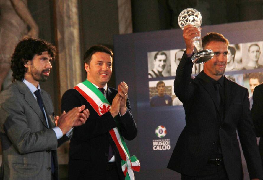 Hall of Fame del calcio italiano: il sindaco di Firenze Matteo Renzi e Damiano Tommasi premiano Gabriel Omar Batistuta, ex attaccante della Fiorentina. Ansa
